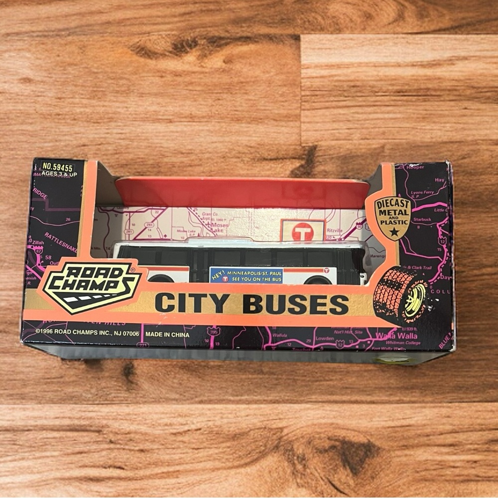 Road Champs Minneapolis City Bus Die Cast Metal & Plastic Vehicle